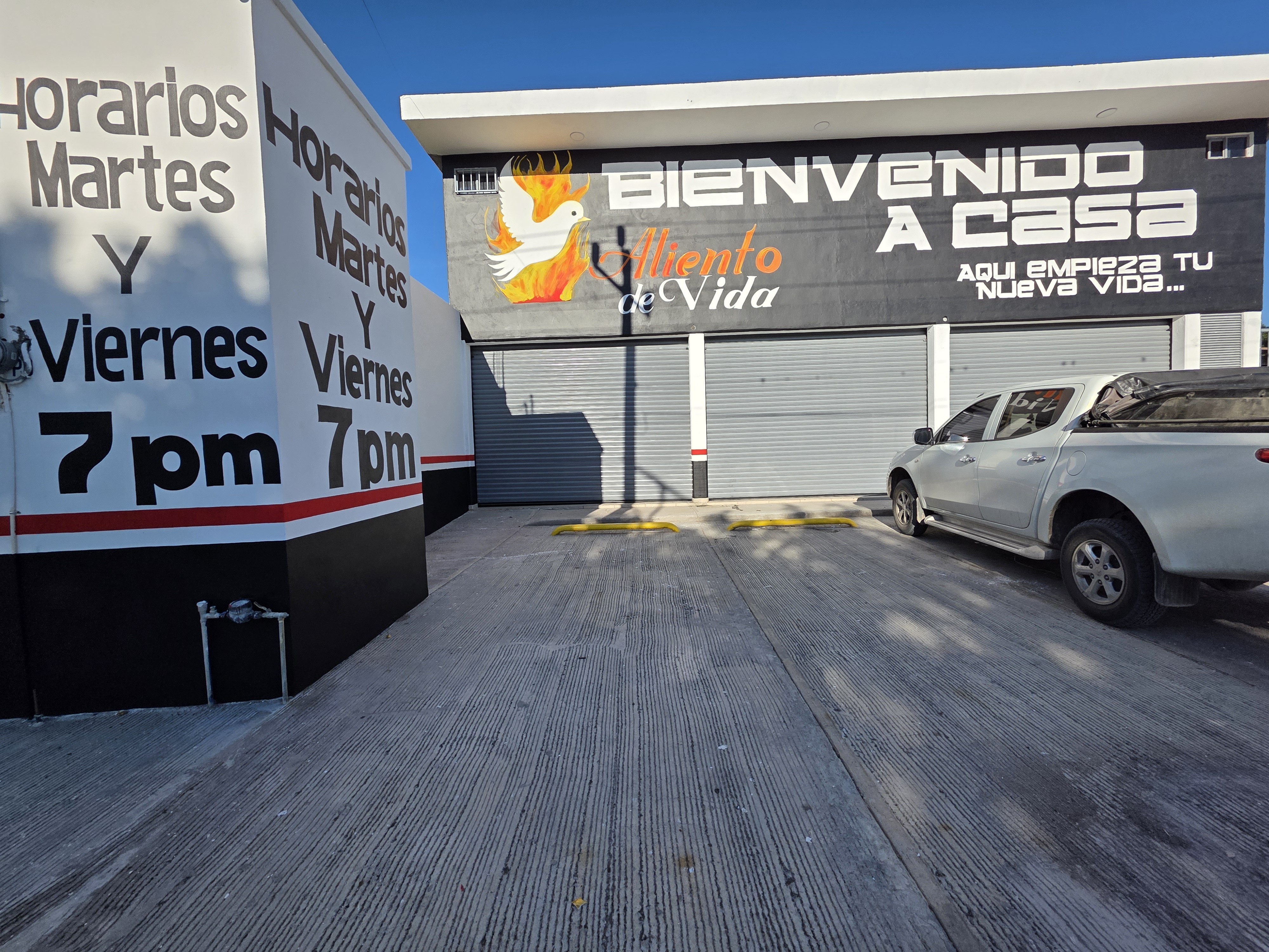 Iglesia con letrero de horarios